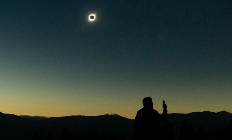 Illustration for article titled 8 fotos espectaculares del eclipse solar total de 2019